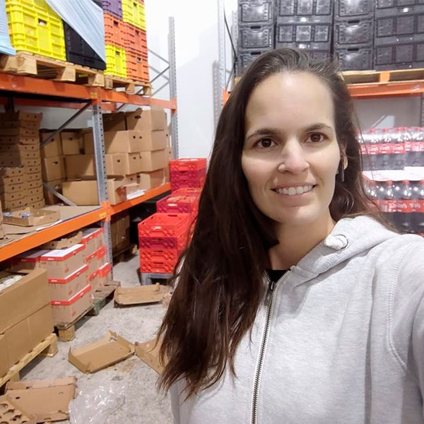 הכירו את סיוון - מנהלת המחסן הלוגיסטי שלנו.
לאחרונה, סיון ספרה לנו שבכל רגע נתון נמצאים במחסן כ-20,000 מוצרים.
מדהים, לא?